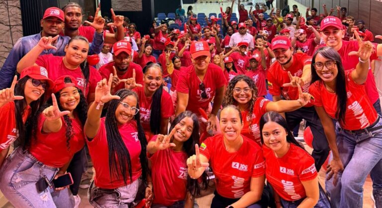 Yolanda Wong y su marea roja ocupan simultaneamente barrios de