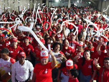 El Pozon se lleno de rojo junto a Yolanda Wong
