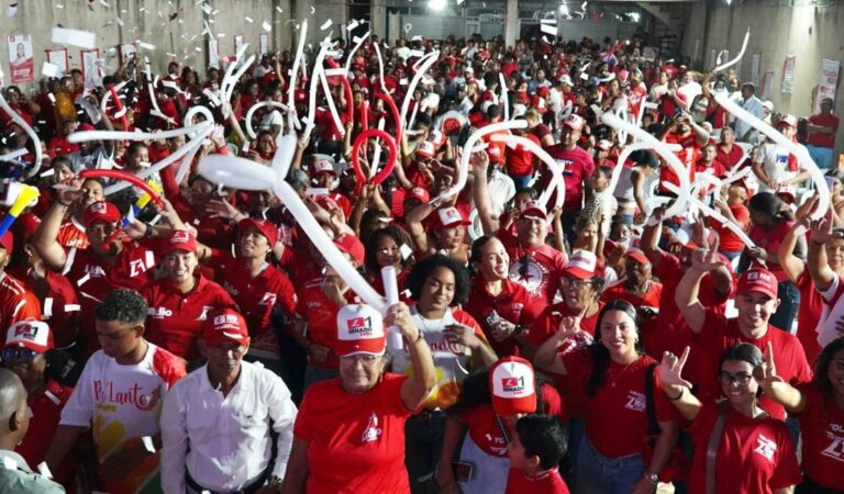 El Pozón se llenó de rojo junto a Yolanda Wong.