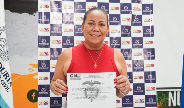 “La China Wong” presenta su credencial como Representante a la Cámara