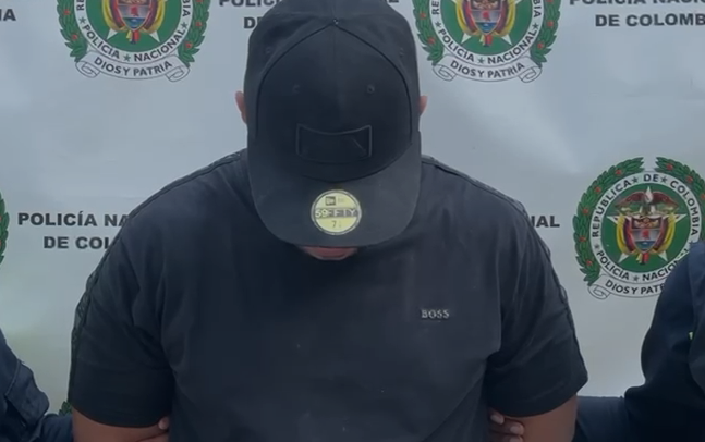 Policía interviene en un conflicto en un edificio en Cartagena y descubre a un jíbaro con una maleta repleta de marihuana.