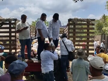 Taxistas del Aeropuerto de Cartagena brindan apoyo a afectados por