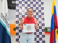 Yolanda Wong recibe oficialmente su credencial como Representante a la
