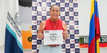 Yolanda Wong recibe oficialmente su credencial como Representante a la