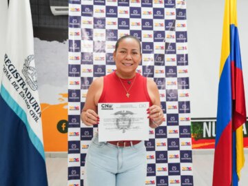 Yolanda Wong recibe oficialmente su credencial como Representante a la