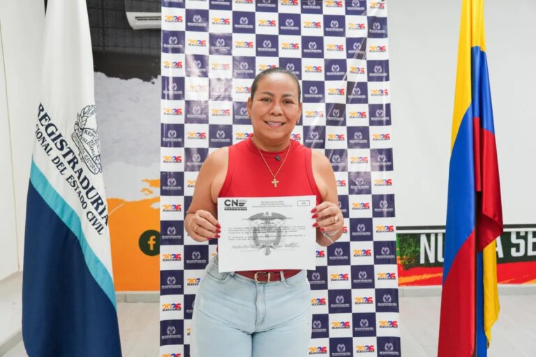 Yolanda Wong recibe oficialmente su credencial como Representante a la