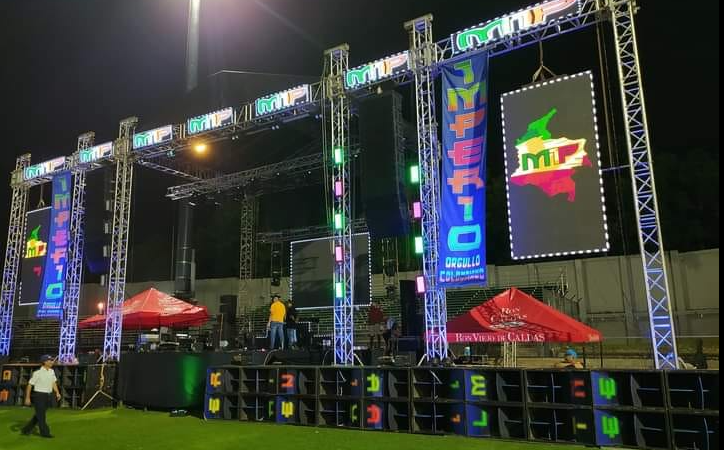 El reconocido Pik-Up ‘El Imperio’ quedó esparcido en la carretera tras volcarse el camión que lo transportaba