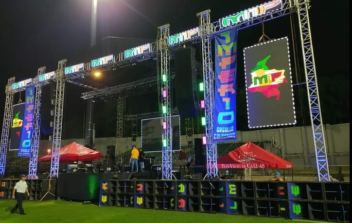 1775505034 El reconocido Pik Up El Imperio quedo esparcido en la carretera