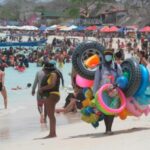 Chaluperos que comercializan agua potable en Playa Blanca llevan a