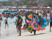 Chaluperos que comercializan agua potable en Playa Blanca llevan a