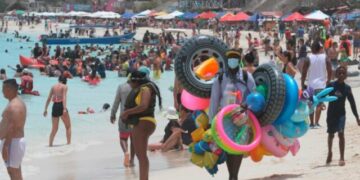 Chaluperos que comercializan agua potable en Playa Blanca llevan a