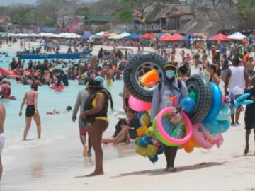 Chaluperos que comercializan agua potable en Playa Blanca llevan a