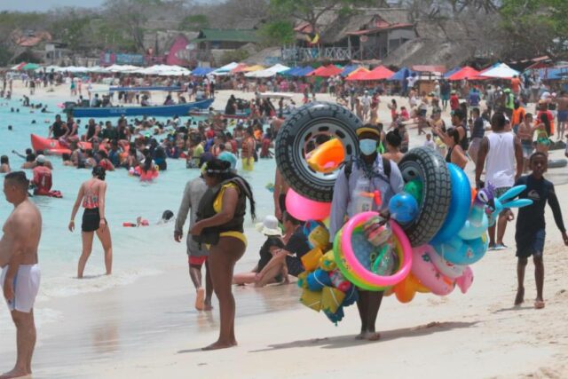 Chaluperos que comercializan agua potable en Playa Blanca llevan a cabo un PARO-CASTIGO durante las festividades de Semana Santa y acusan a la comunidad de traición.