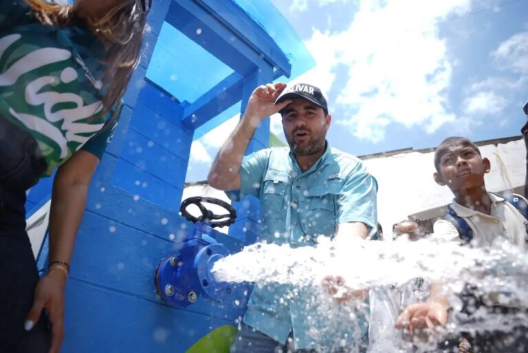 El gobierno proporciona agua potable a la zona rural de