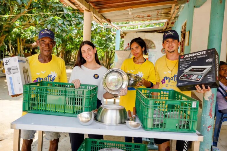 Entrega de herramientas a 4 asociaciones de mujeres en Maria