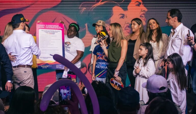 Más de 2.100 mujeres se unieron a Abelardo y Restrepo en la firma de acuerdos por la niñez y las familias