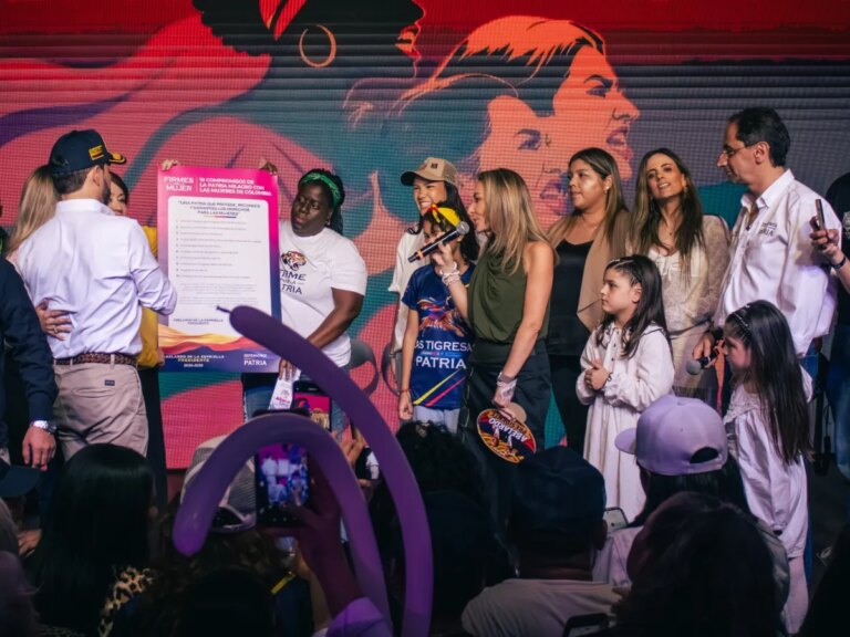 1778845238 Mas de 2100 mujeres se unieron a Abelardo y Restrepo
