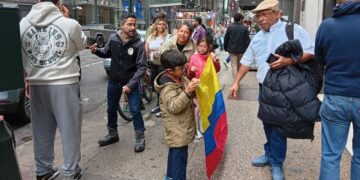 Con entusiasmo colombianos en Nueva York comienzan la votacion para