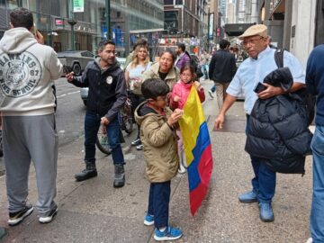 Con entusiasmo colombianos en Nueva York comienzan la votacion para