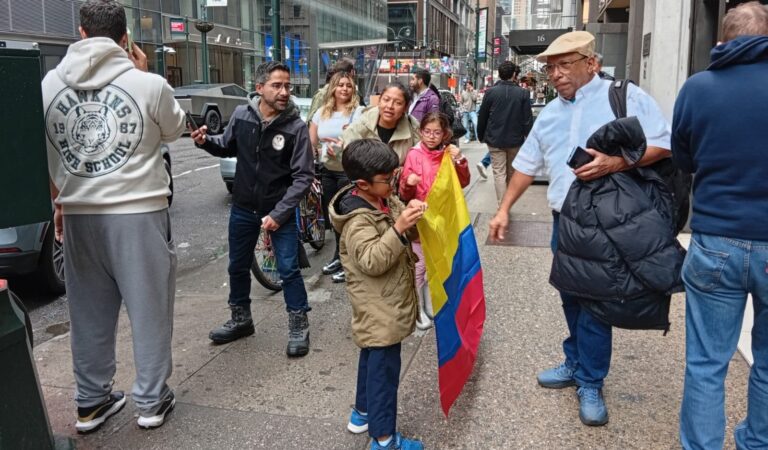 Con entusiasmo, colombianos en Nueva York comienzan la votación para elegir a su presidente.
