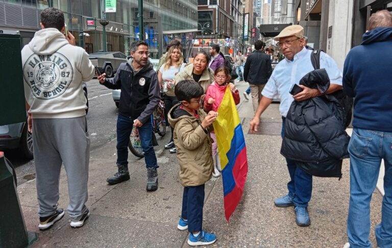 Con entusiasmo colombianos en Nueva York comienzan la votacion para