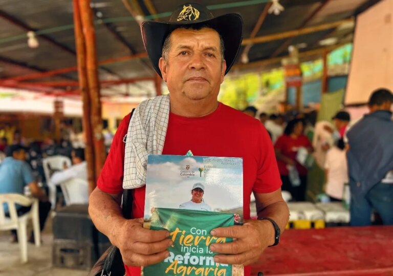Entrega de predios y titulos de propiedad a familias del