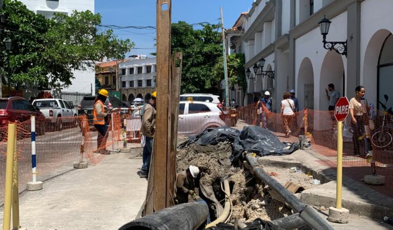 Innovadora tecnología: Aguas de Cartagena reemplaza 124 metros de redes de alcantarillado en la Avenida Escallón.