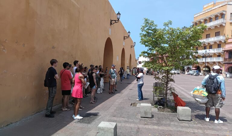 La inseguridad de los turistas en Cartagena debido al aumento de guías fraudulentos.