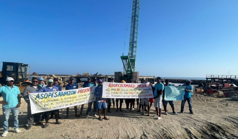 Pescadores se manifiestan en contra de las obras del Malecón del Mar en Cartagena.