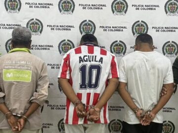 Tres detenidos por robar paneles solares de un tractocamion accidentado