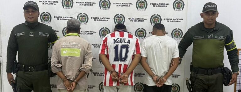 Tres detenidos por robar paneles solares de un tractocamion accidentado
