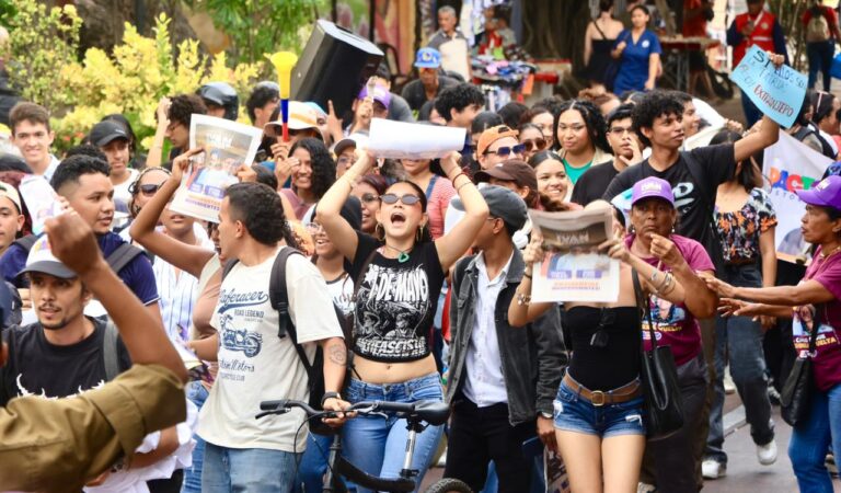 Estudiantes de Cartagena se reúnen con Iván Cepeda