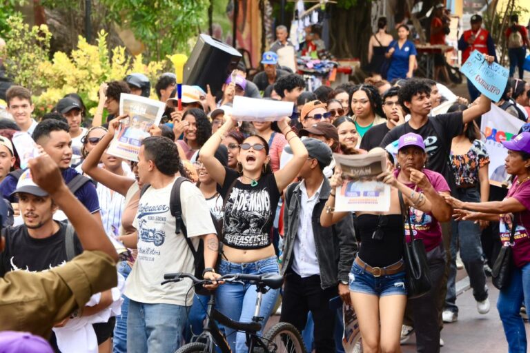 1780530323 Estudiantes de Cartagena se reunen con Ivan Cepeda