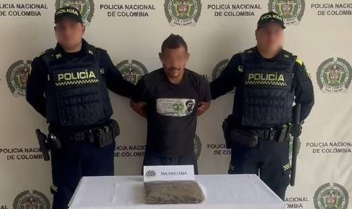Detienen a Al Meke con una panela de marihuana en