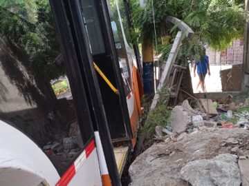 Transcaribe Autobus se quedo sin frenos al descender una loma