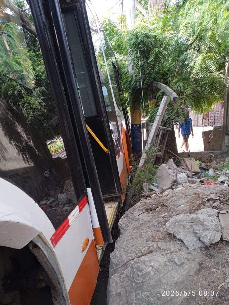 Transcaribe Autobus se quedo sin frenos al descender una loma