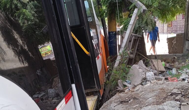 Transcaribe: Autobús se quedó sin frenos al descender una loma en el 20 de Julio