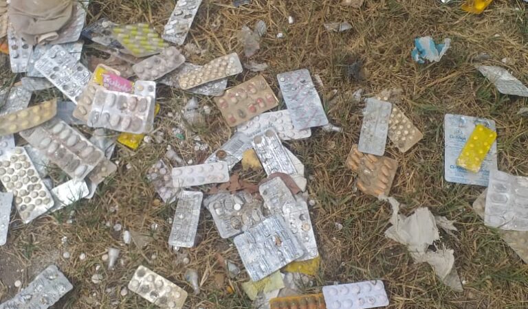Alertan sobre desecho de medicamentos en el Caño Chamaría, El Pozón.