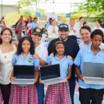 Computadores y becas dan la bienvenida a estudiantes en la