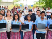 Computadores y becas dan la bienvenida a estudiantes en la