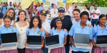 Computadores y becas dan la bienvenida a estudiantes en la