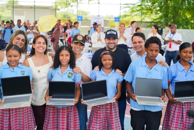 Computadores y becas dan la bienvenida a estudiantes en la