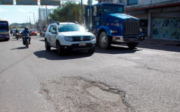 Corredor de Carga en Cartagena presenta grandes baches joven que