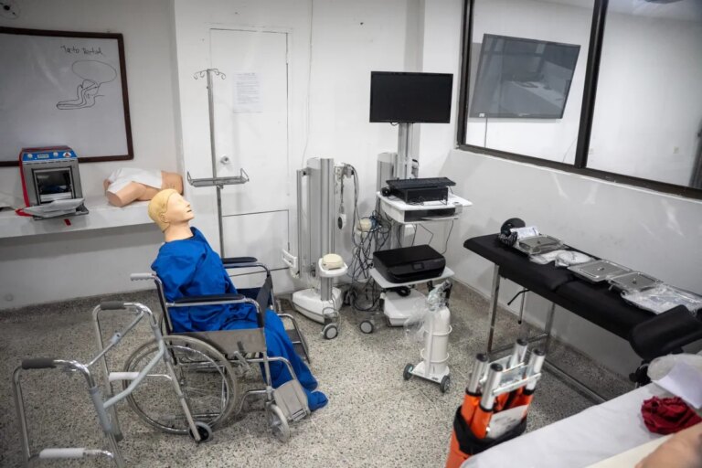 DIAN entrega equipos medicos a la Universidad de Cartagena