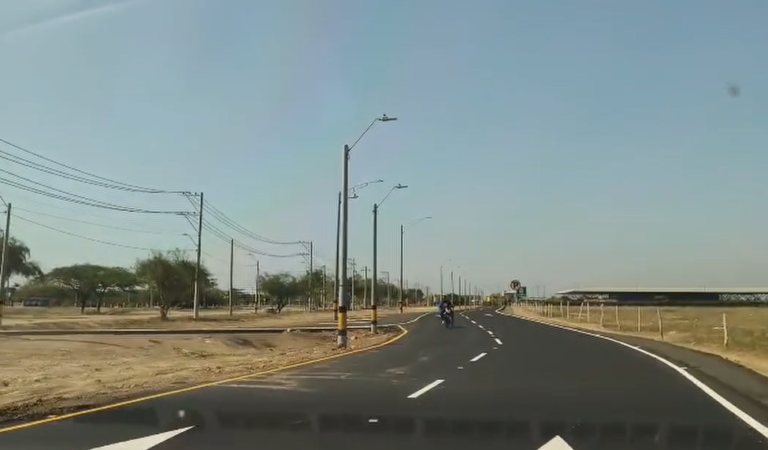Doble calzada de lujo para Serena del Mar sobre la ancestral vía de Tierra Baja, que enfrenta la pobreza.