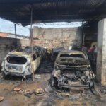 En investigacion el incendio que arraso con 5 taxis en