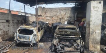 En investigacion el incendio que arraso con 5 taxis en