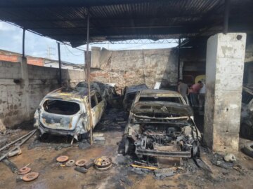 En investigacion el incendio que arraso con 5 taxis en