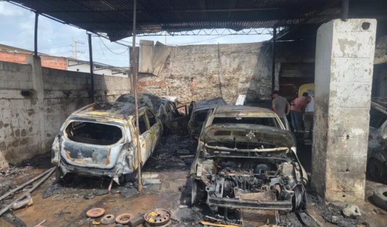En investigación el incendio que arrasó con 5 taxis en Villa Estrella