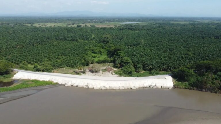 Fortalecen la conectividad vial en Rio Viejo Bolivar con obras de